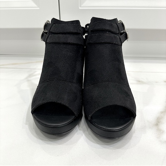 TOPSHOP Brand New Women’s Black Suede Heeled Buckle Peaking Toe Bootie Sandals - Picture 2 of 11